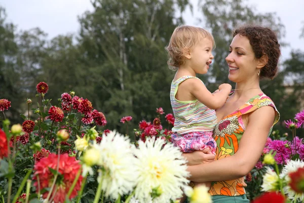 Мать с ребенком в цветах — стоковое фото