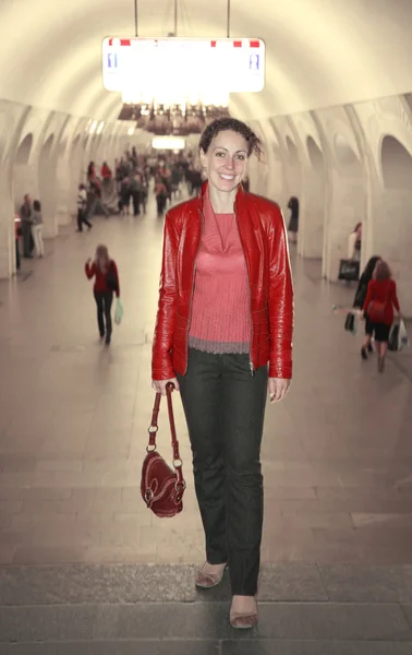 Kvinna i metro — Stockfoto