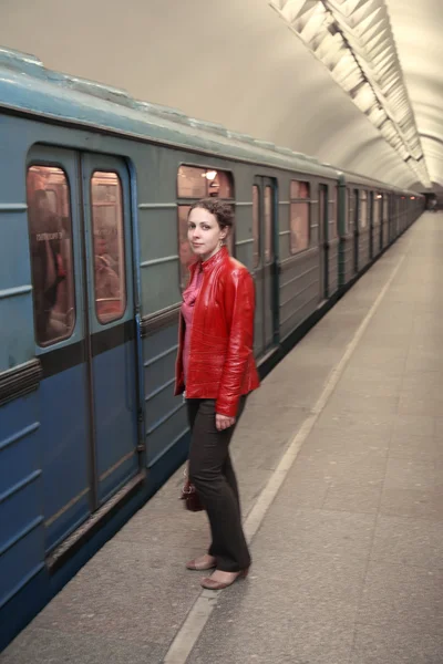 Женщина и поезд метро — стоковое фото