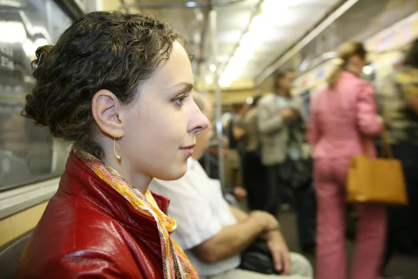 Йонг женщина в метро — стоковое фото