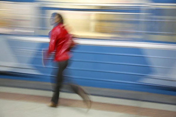 Pohyb dívka s vlakem — Stock fotografie