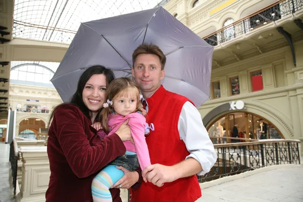 Famiglia in negozio con ombrellone — Foto Stock