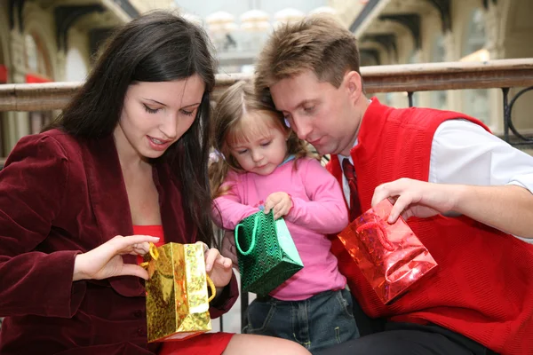 Rodina s taškami v obchodě — Stock fotografie
