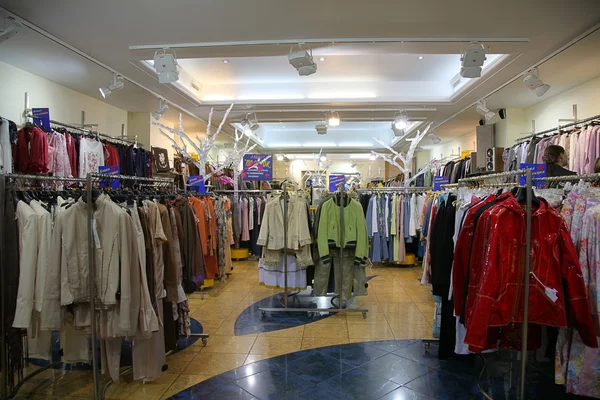 O departamento de roupas superiores na loja — Fotografia de Stock