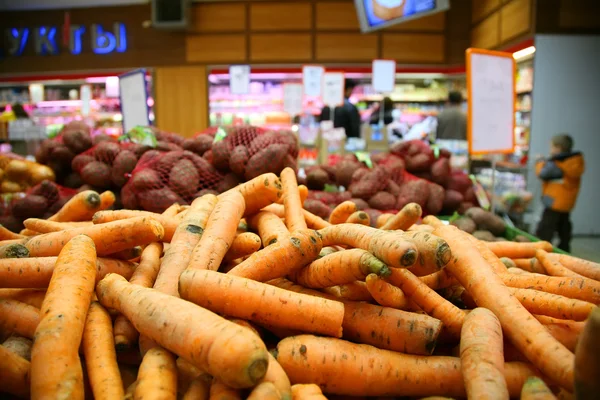 Морковь и картофель в магазине — стоковое фото