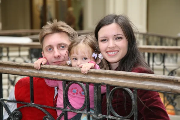 Молодая семья в Москве универсальный магазин 3 — стоковое фото