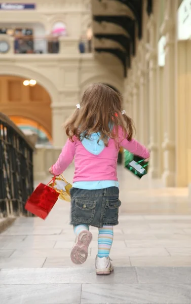 Barn promenad med väskor — Stockfoto