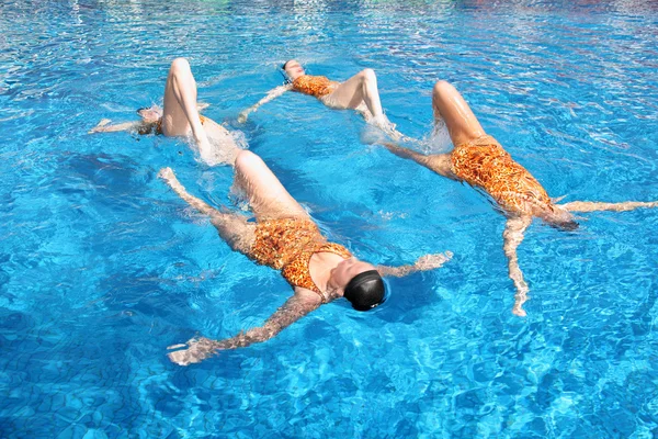 Ženy synchronní plovoucí — Stock fotografie
