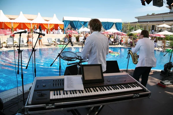 Synthesizer saxofoon muzikanten zwembad — Stockfoto