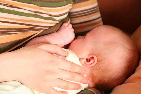 La mano de la madre con el niño — Foto de Stock