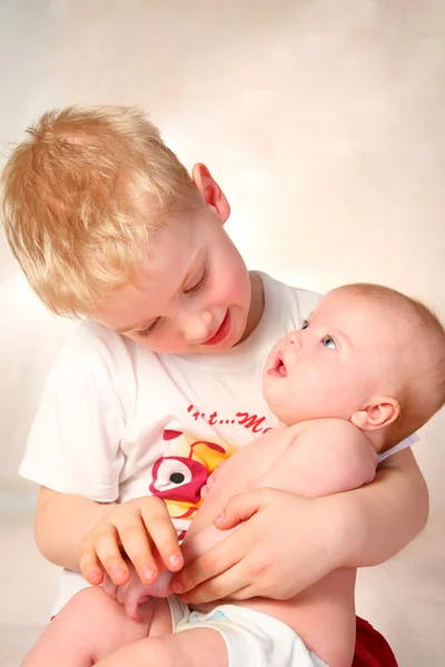 The senior brother with the younger brother — Stock Photo, Image