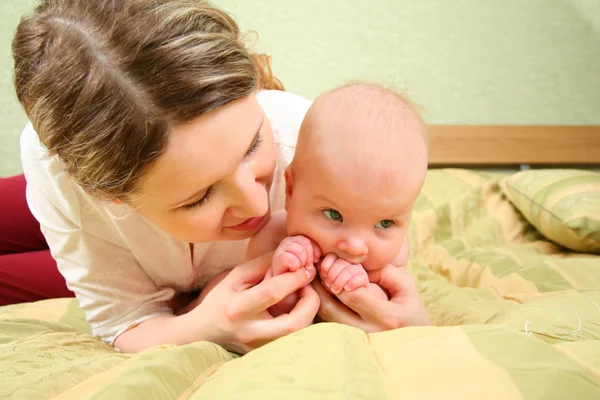 Mother is played with the baby — Stock Photo, Image