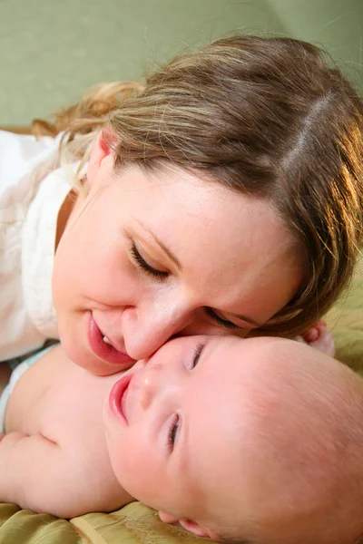 Mother lays with the child — Stock Photo, Image