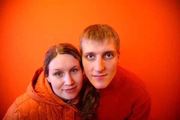 Coppia insieme su uno sfondo arancione — Foto Stock