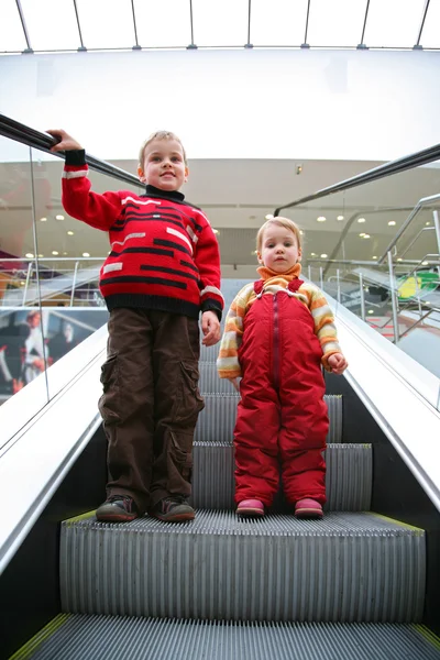 Crianças na escada rolante — Fotografia de Stock