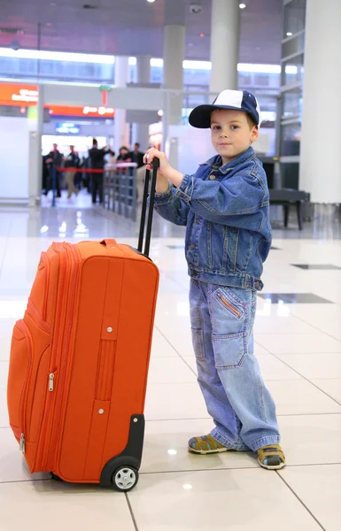 Junge mit Koffer — Stockfoto