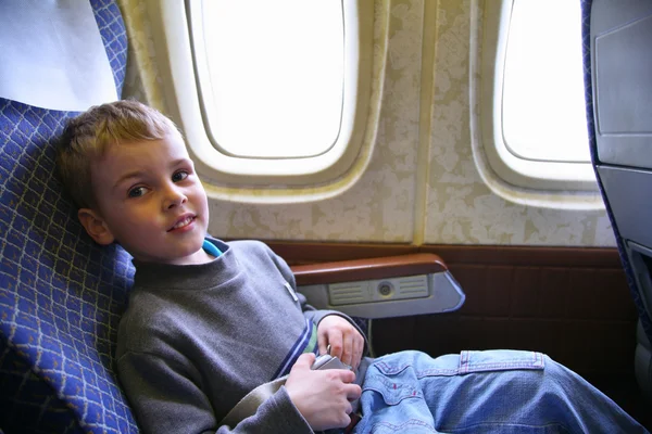 Niño sentarse en avión — Foto de Stock
