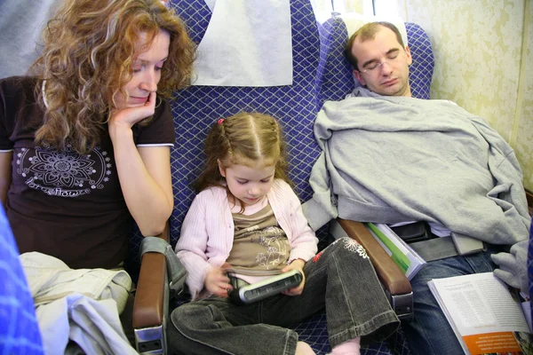 Familie in vliegtuig — Stockfoto