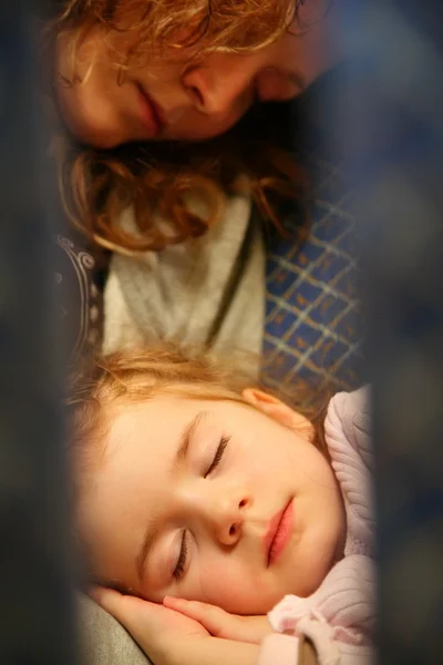 Anne Çocuk uçak uyku — Stok fotoğraf