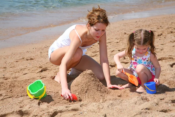 Mamma med barn på stranden — Stockfoto