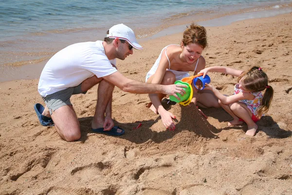 Familia en la playa 2 —  Fotos de Stock