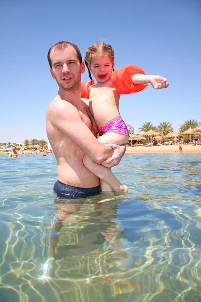 El padre con una hija sobre una playa —  Fotos de Stock