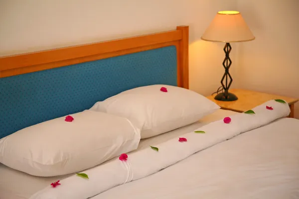 Bed in hotel — Stockfoto