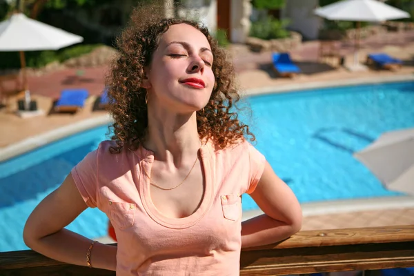 Dívka má odpočinek u bazénu — Stock fotografie