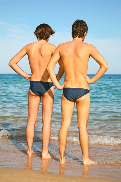 Двое мужчин на пляже — стоковое фото