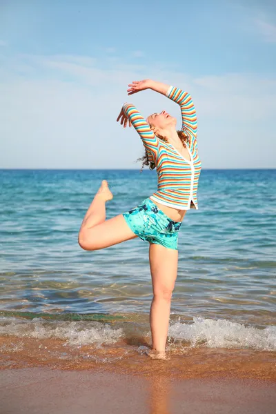 Het meisje met zich meebrengt op een strand — Stockfoto
