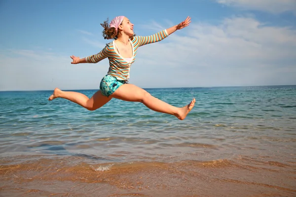 A menina em um salto sobre o mar — Fotografia de Stock
