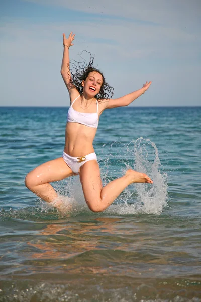 Дівчина стрибає з моря — стокове фото