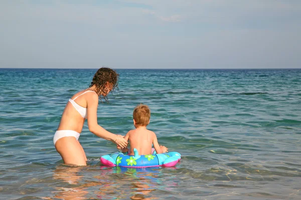 Het meisje en de jongen in de zee — Stockfoto