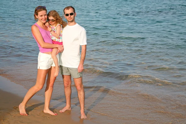 在海滩上的一家人 — 图库照片