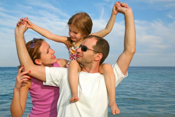 Anne, kızı ve babası deniz — Stok fotoğraf