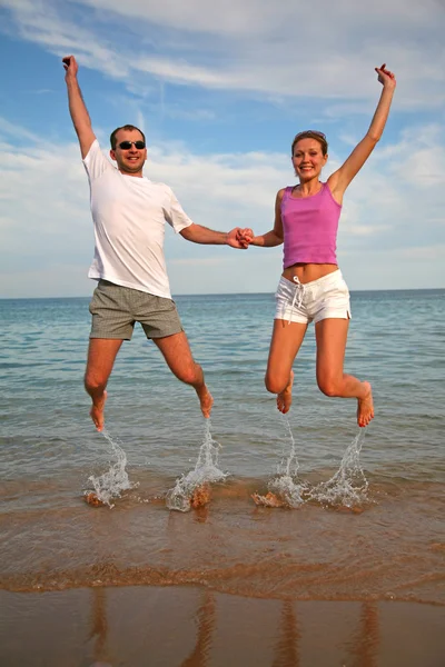O homem e a mulher em um salto no mar — Fotografia de Stock