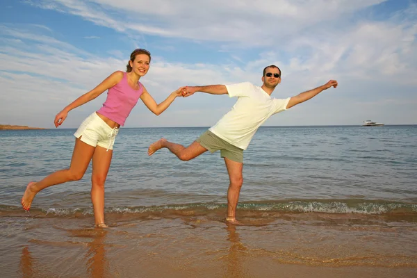Correndo casal na praia — Fotografia de Stock