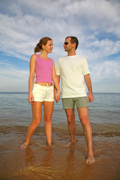 男と女コスト海について — ストック写真