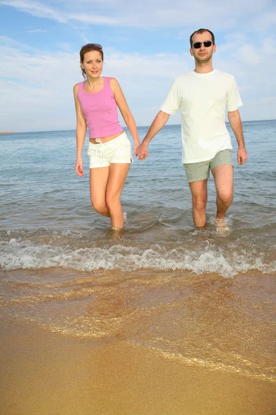The man and the woman leave the sea — Stock Photo, Image