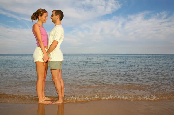 Мужчина и женщина на пляже — стоковое фото