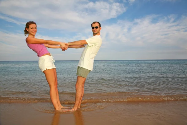 Erkek ve kadın bir plajda — Stok fotoğraf