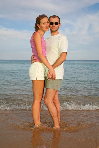 Homem e mulher juntos sobre o mar — Fotografia de Stock