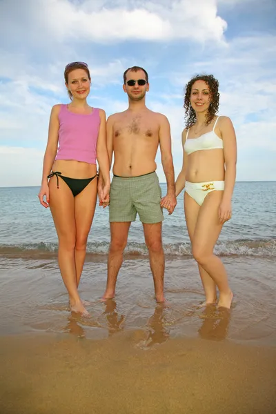 The man and girls on the sea — Stock Photo, Image