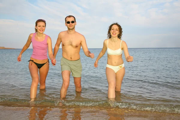 Hombre y dos chicas abandonan el mar —  Fotos de Stock
