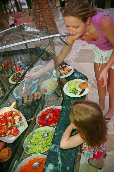 Moeder en dochter kiezen maaltijd — Stockfoto