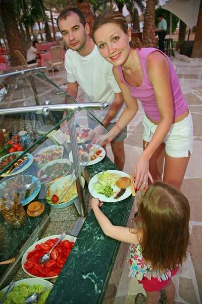 La familia elige la comida — Foto de Stock