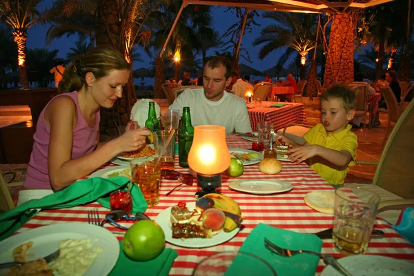 El padre, la madre y el hijo cenan. —  Fotos de Stock