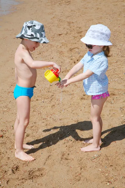 Children on beach — Zdjęcie stockowe
