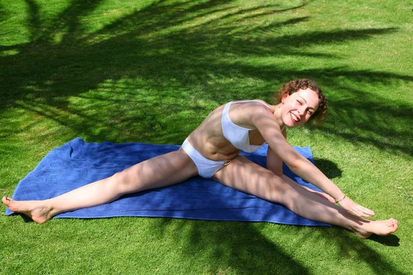 Die Frau im Bikini im Gras — Stockfoto