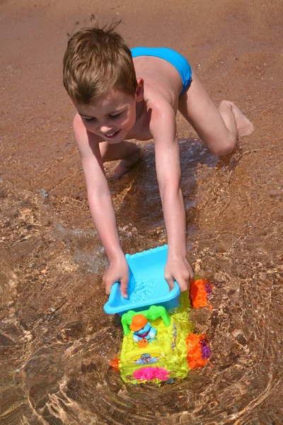 Brincando de menino na praia — Fotografia de Stock